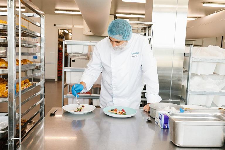Dnata chef preparing a m